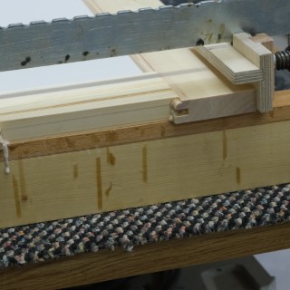 Detaljbild av limning av spegelluckor